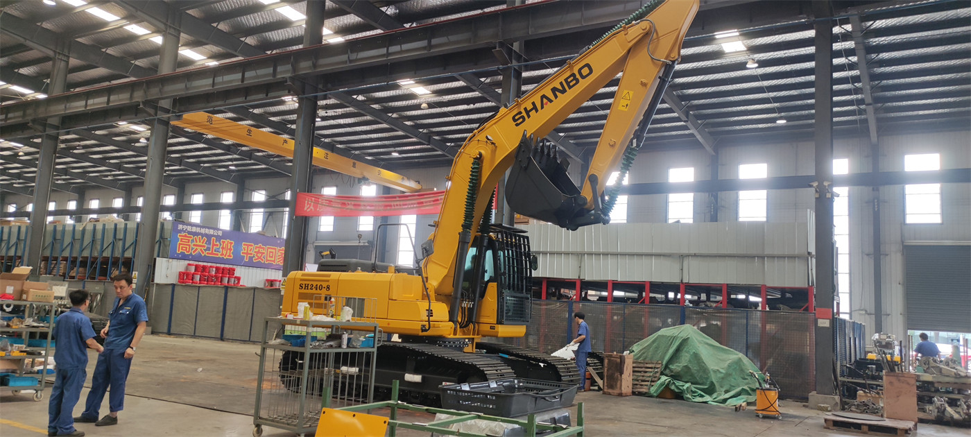 20吨级挖掘机土地开发与施工场地清理作业